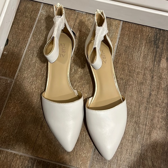 White pointed toe Naturalizer flats - Picture 1 of 4